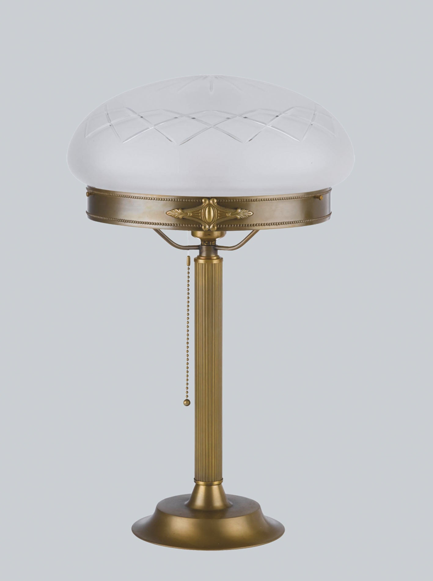 Klasiska galda lampa ar dekoratīvu joslu