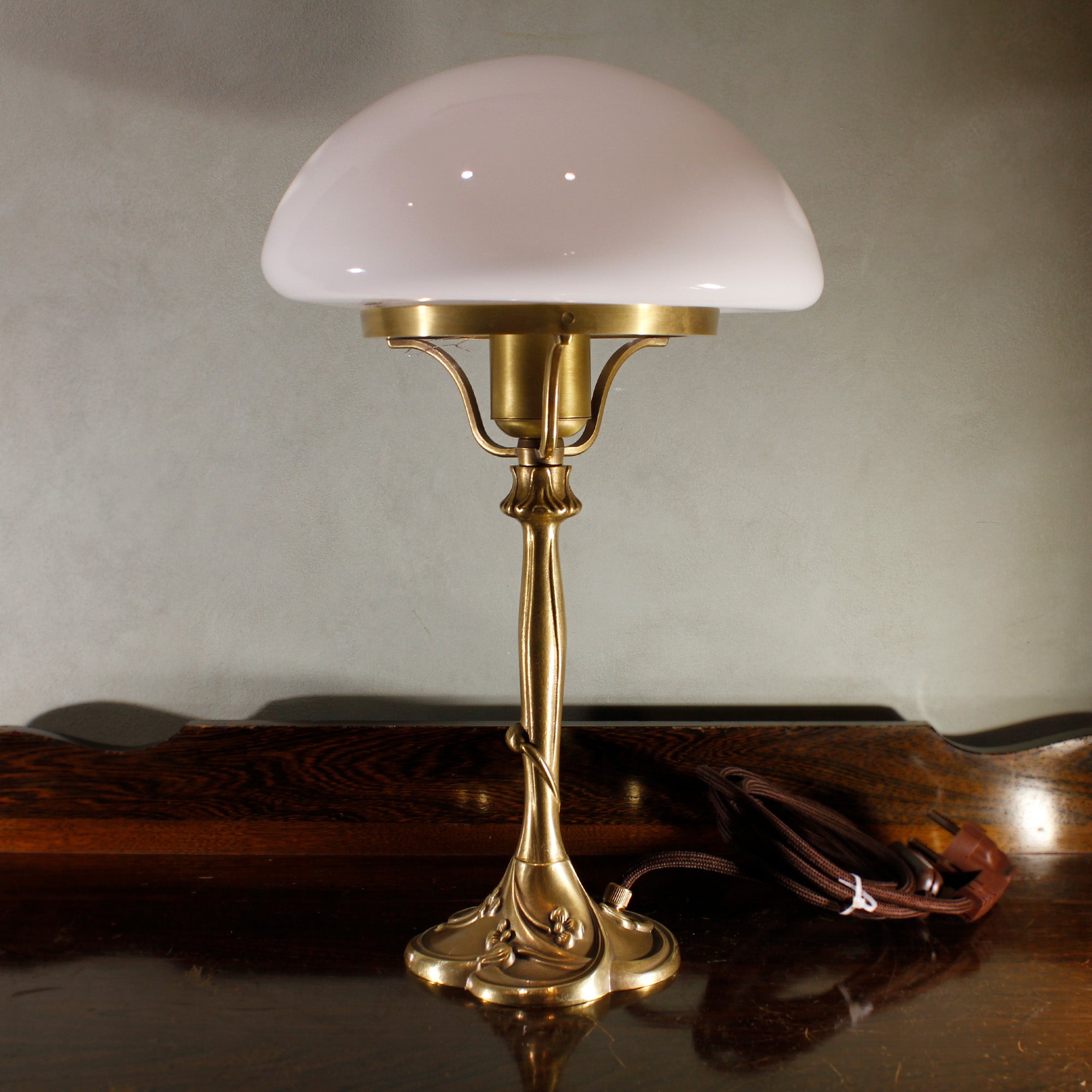 Jūgendstila galda lampa