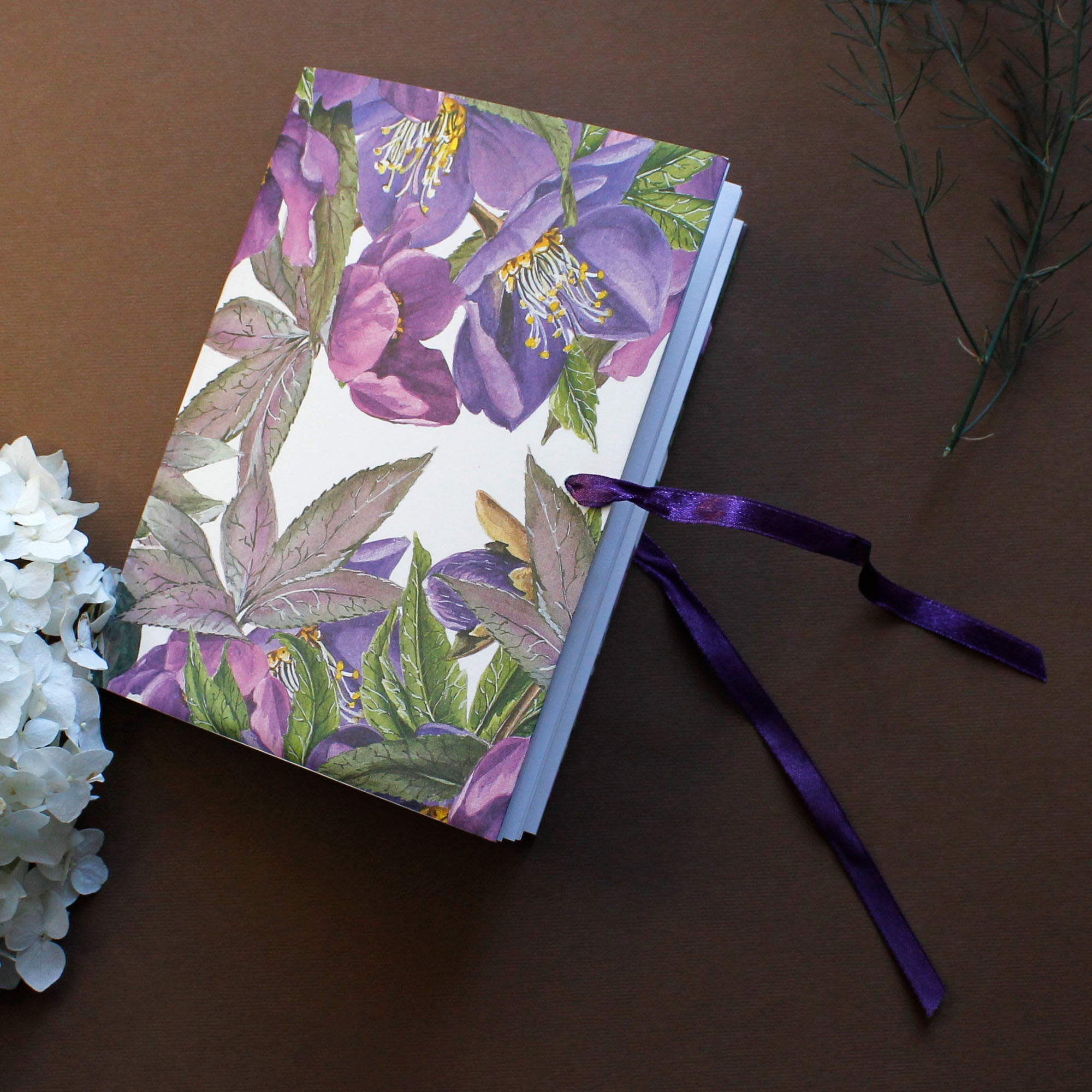 Maza piezīmju grāmatiņa — purpursarkani ziedi
