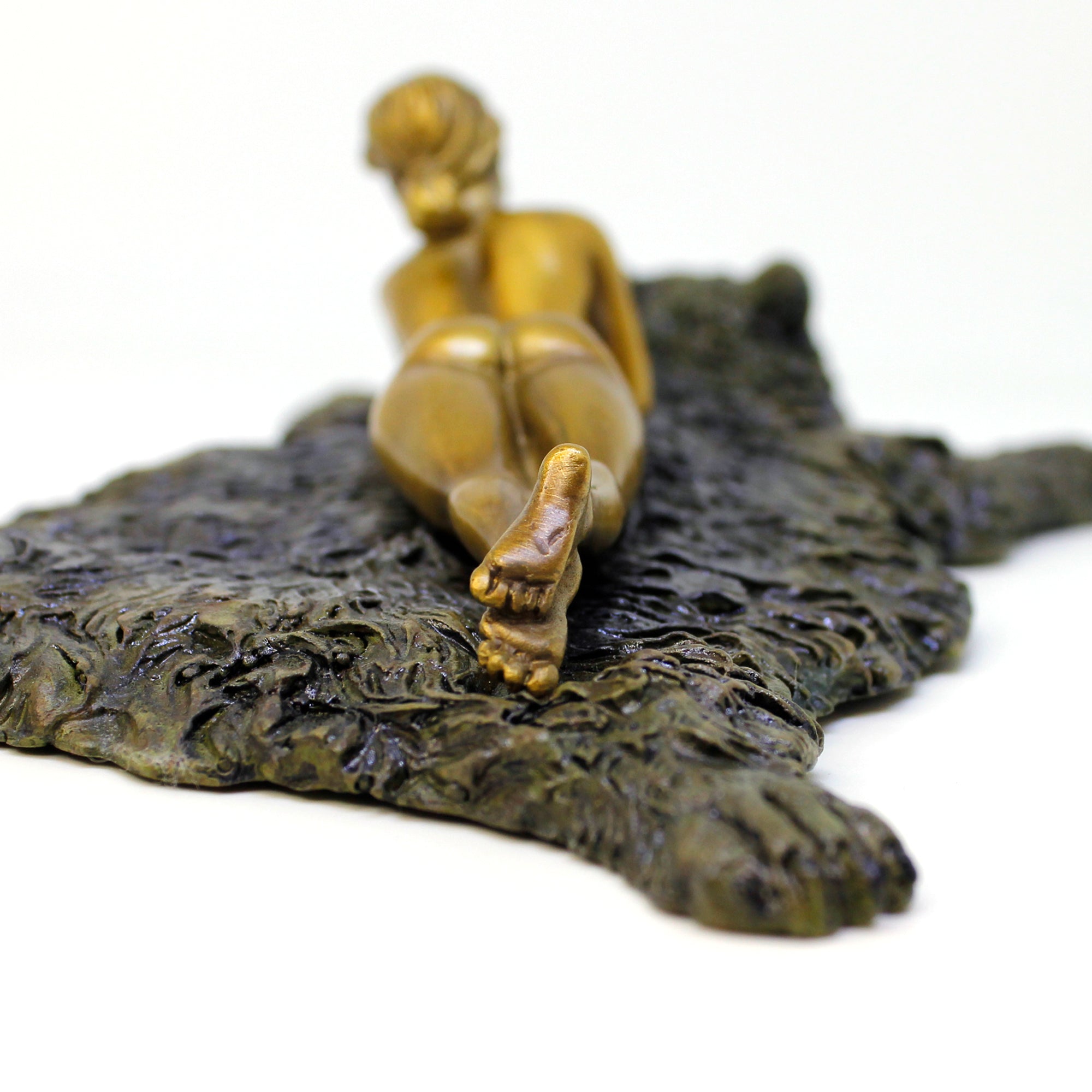 Bronzas skulptūra - sieviete uz lāčādas