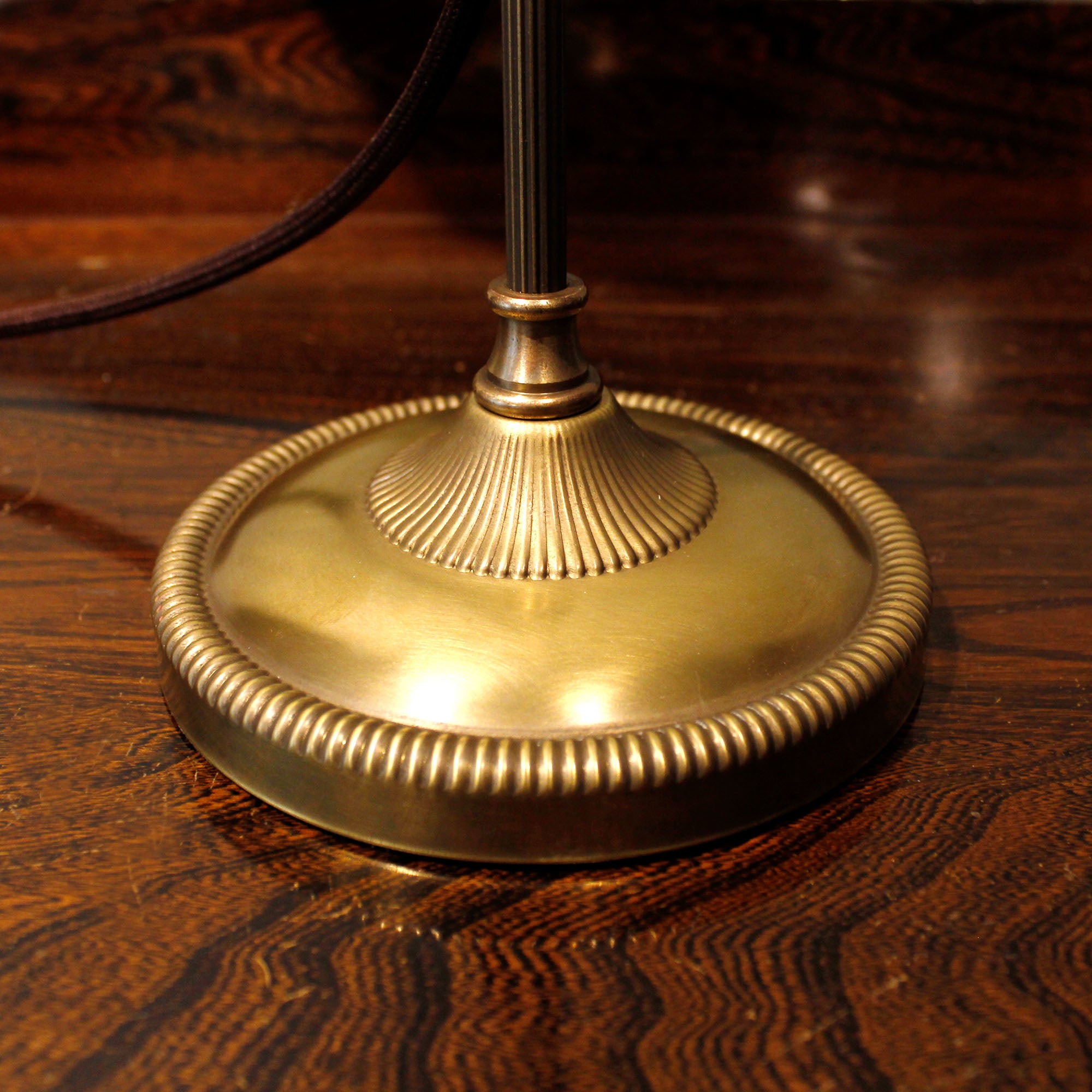 Jūgendstila galda lampa izliekta